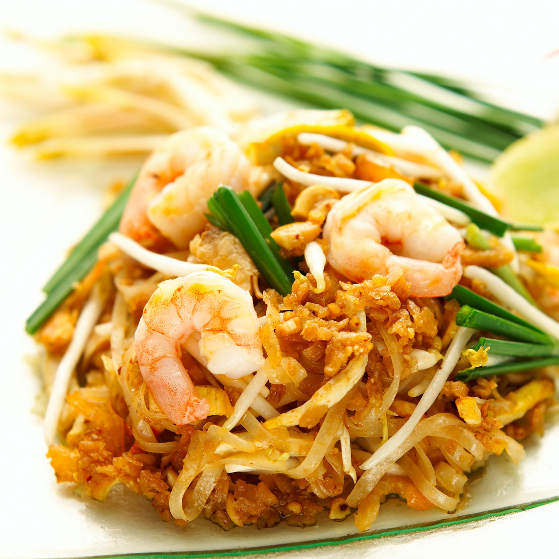 Pad Thai - Thailändische Reisnudeln in süß-saurer Tamarindensoße mit Garnelen